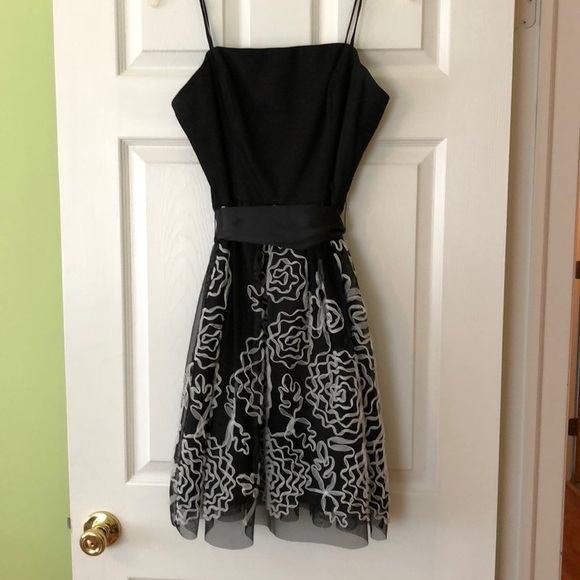 Black dress. Strapless - Picture 1 of 3